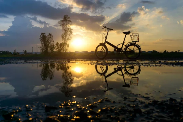 Reflexion der Silhouette Fahrradpark am Wasser — Stockfoto