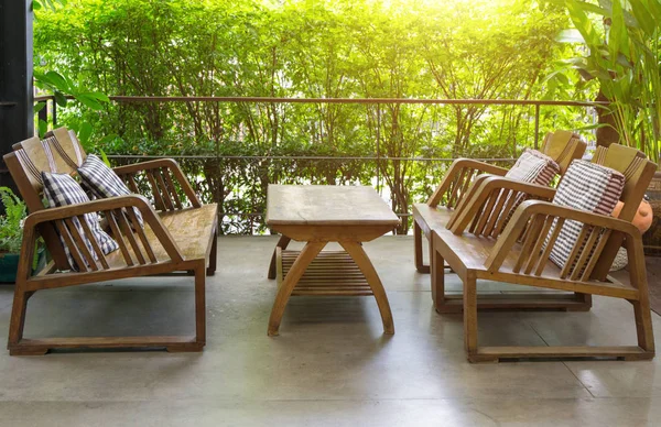 Real için bahçedeki ahşap masa ve sandalyeler dış mekan mobilyaları — Stok fotoğraf