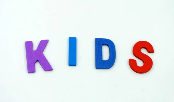 As letras feitas de madeira compensada as palavras crianças estão em um backgr branco — Fotografia de Stock