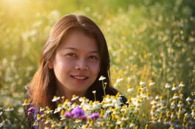 Mutlu bir güzel çiçek bahçesinde Asyalı kadın