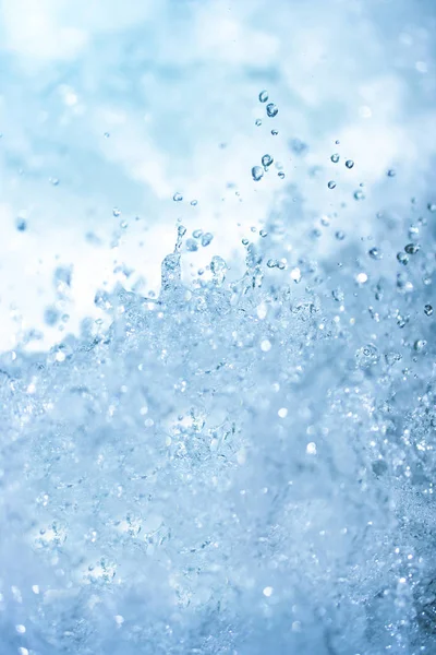 Mavi su splash arka plan doğa şelale yağmur ormanlarında — Stok fotoğraf