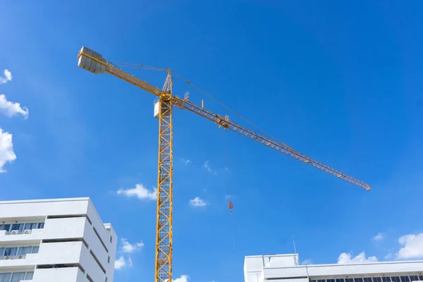 Grue de construction jaune contre ciel bleu — Photo