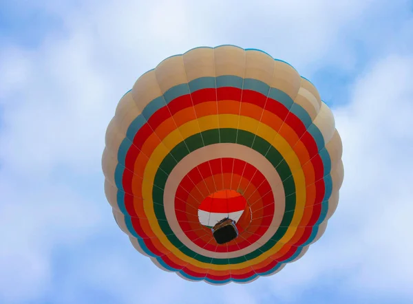 Balon na ogrzane powietrze na niebie. — Zdjęcie stockowe