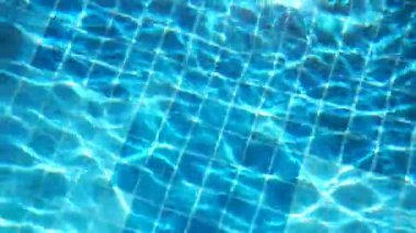 Yüzme havuzunda mavi su dalgalanması.