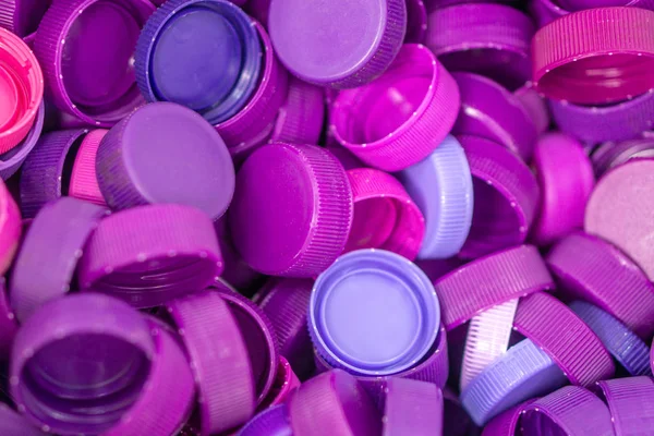 Le couvercle en plastique qui reste des bouteilles est collecté — Photo