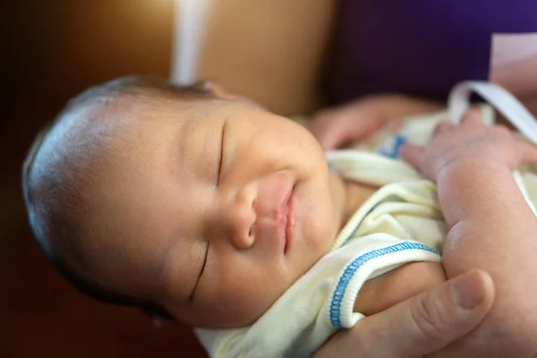 2-week-old Asiática bebé femenino estar en los brazos de su madre —  Fotos de Stock