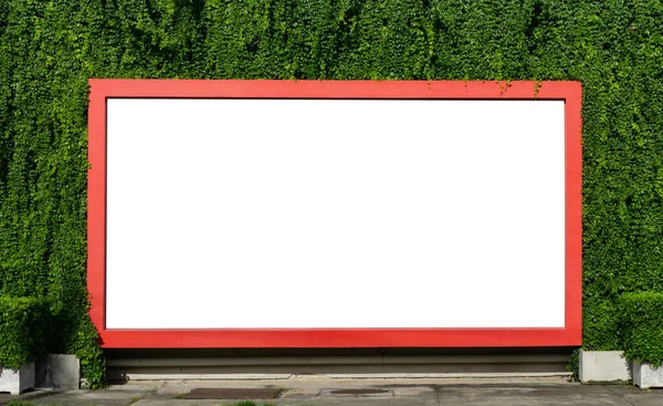 Czerwony billboard na wiosnę lato zielone liście tło — Zdjęcie stockowe