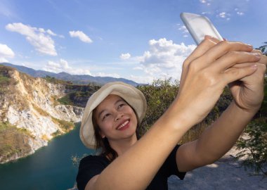 Asyalı kadın turistler turnuvada kendi resimlerini çekiyorlar.