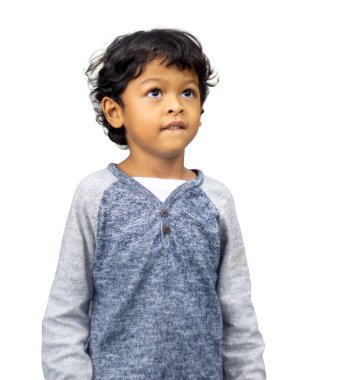 Kıvırcık Asyalı bir çocuk en üst kademesine bakar.