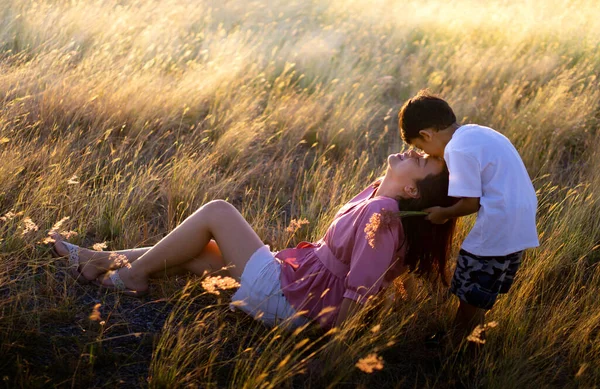 Fiú Szeretetet Mutatott Anyja Iránt Anya Homlokán Csókolózva Réten Esténként — Stock Fotó