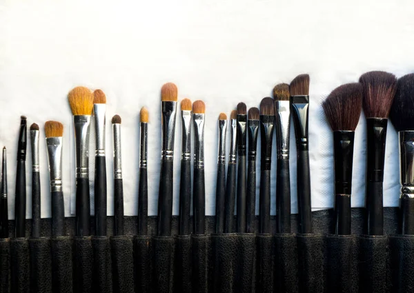 Pinceles Maquillaje Dispuestos Filas Para Usar Como Fondo Concepto Belleza — Foto de Stock