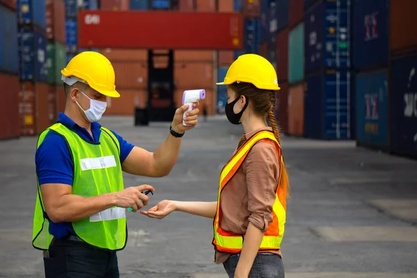 Controllare Temperatura Corporea Prima Lavorare Magazzino Prevenire Diffusione Covid — Foto Stock