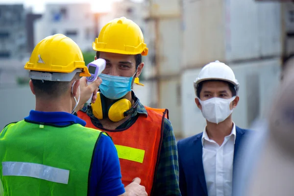 Controllare Temperatura Corporea Prima Lavorare Magazzino Prevenire Diffusione Covid — Foto Stock