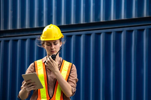 Female Foreman Using Walkie Talkie Computer Tablet Control Work Industrial — Stock Photo, Image