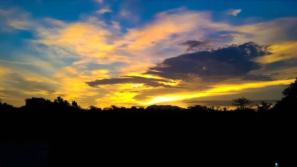 Ini Adalah Pemandangan Cakrawala Matahari Terbenam Dengan Awan — Stok Foto