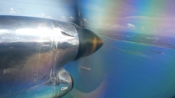 Uitzicht Van Twin Engine Zilver Glanzend Vliegtuig Naar Schepen Eiland — Stockvideo