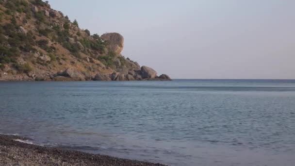 Vista Costa Rocosa Salpicaduras Mar Calma Atardecer Una Gran Piedra — Vídeo de stock