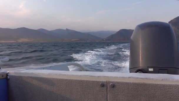 Uma Vista Barco Movimento Rápido Nas Ondas Mar Motor Está — Vídeo de Stock