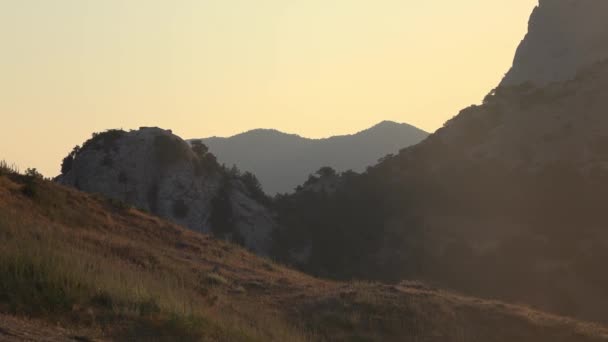 Het Silhouet Van Prachtige Bergen Tegen Zonsondergang Zonsopgang Droge Gras — Stockvideo