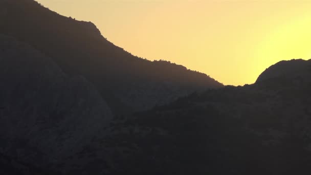 Silueta Hermosas Montañas Contra Atardecer Amanecer Colinas Rocosas Cubiertas Pequeños — Vídeo de stock