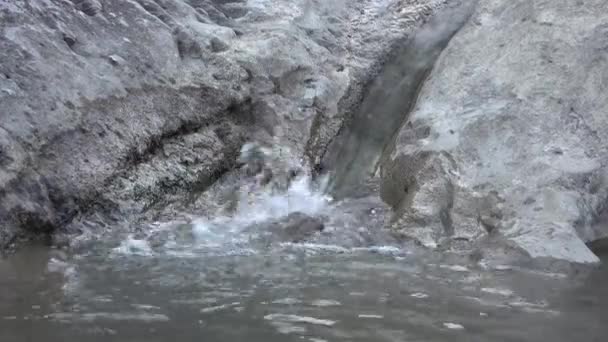 Estrecho Grito Fluye Través Las Piedras Grises Montaña — Vídeo de stock