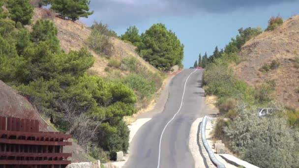 Coche Gris Camino Pavimentado Montaña Curva Rota Las Colinas Crecen — Vídeo de stock