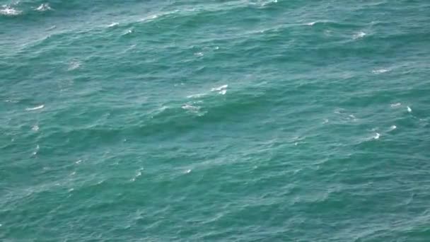 Ondas Turquesa Superfície Água Oceano Espuma Branca Aparece Desaparece Água — Vídeo de Stock