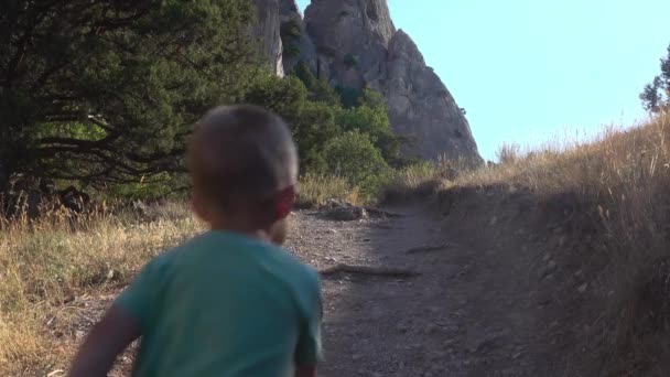 Malý Blonďatý Chlapec Tyrkysovém Tričku Šedých Kalhotách Zelených Botách Spěšně — Stock video