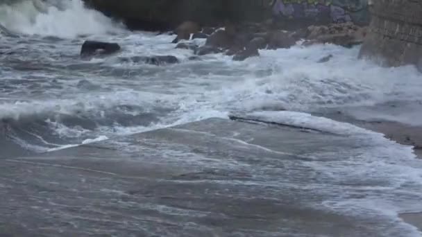 Огромные Морские Волны Ударили Бетонной Насыпи Города Разрушение Береговых Волн — стоковое видео
