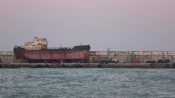 Vecchia Nave Arrugginita Riparata Porto Gabbiano Vola Attraverso Cielo Viola — Video Stock