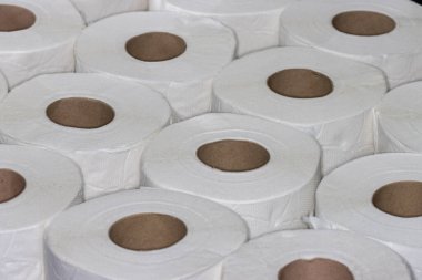 Dolum çerçevesinin yukarısından görünen beyaz tuvalet kağıdı katmanı