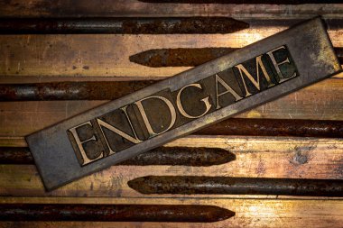 Klasik desenli grunge bakır ve altın arkaplan üzerine oyun metni oluşturan gerçek otantik yazı dizisi sayılarının fotoğrafı