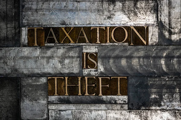 税金を形成する本物の本物のタイプセットの手紙の写真は ヴィンテージテクスチャグランジ銅と銀の背景に盗難テキストです — ストック写真