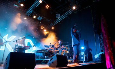 Moosburg an der Isar, Almanya, 08: 15 2015 - Tamam Kid (Jonas Schubert, Raffael Khle, Moritz Rech) 2015 Ütopya Adası Festivali, Almanya