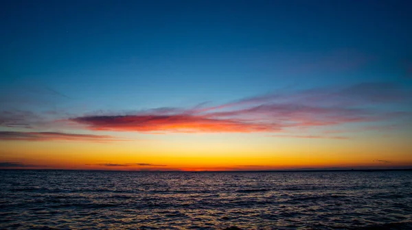 Pôr Sol Fiery Praia Nuvens Rosa Nuvens Dramáticas Céu Bonito — Fotografia de Stock