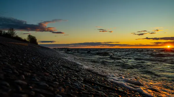 Pôr Sol Praia Céu Dramático Ondas Cais — Fotografia de Stock