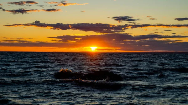 Brinnande Solnedgång Stranden Vågor Dramatiska Moln Vacker Himmel — Stockfoto