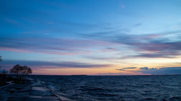 Pôr Sol Praia Céu Dramático Nuvens Praia Pedra Árvore — Fotografia de Stock