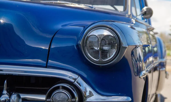 蓝色老式雪佛兰车 — 图库照片