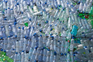 Bir sürü plastik atık şişesi, yan yana düzgünce yapılandırılmış.