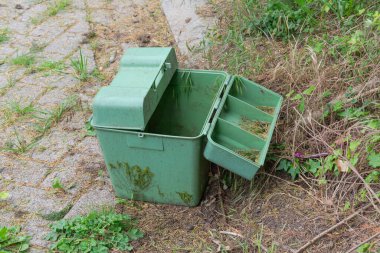 Belçika 'daki her Flaman ailenin 1990' ların başında sahip olduğu çevresel kutunun kapanışı pil, boya ve diğer kimyasal ürünler gibi küçük zararlı atıkların atılmasına yol açtı.
