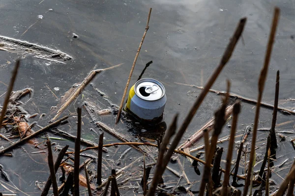 Lata Refrescos Cerveza Flotando Estanque Altamente Contaminado — Foto de Stock