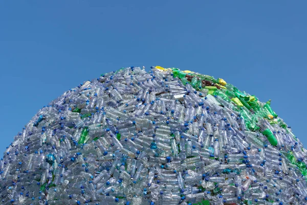 Medio Globo Hecho Residuos Plástico Azul Verde Botellas Plástico Con — Foto de Stock