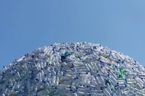 Ημικυκλικό Βουνό Από Πλαστικά Απορρίμματα Πλαστικά Μπουκάλια Όμορφο Μπλε Φόντο — Φωτογραφία Αρχείου