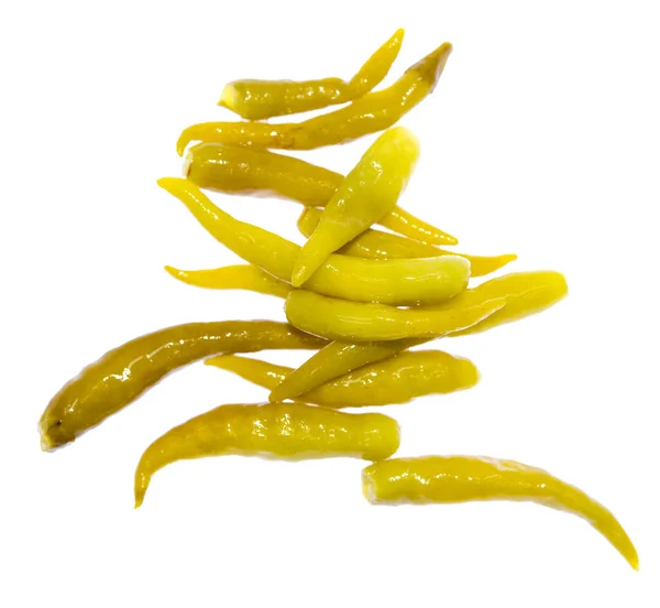 Beyaz arka planda kırmızı biber turşusu.