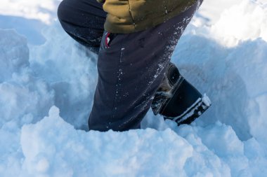 Karda yürümek. closeup Kış Ayakkabı