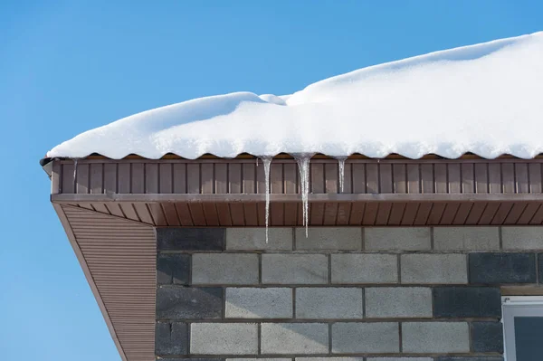 Çatıda buz sarkıtları