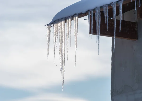 Eiszapfen Auf Dem Dach Stockbild