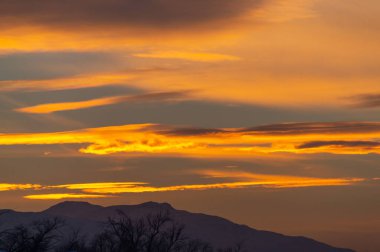 Üzüntüden dramatik bir gün batımı. Gökyüzü