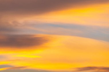 Üzüntüden dramatik bir gün batımı. Gökyüzü